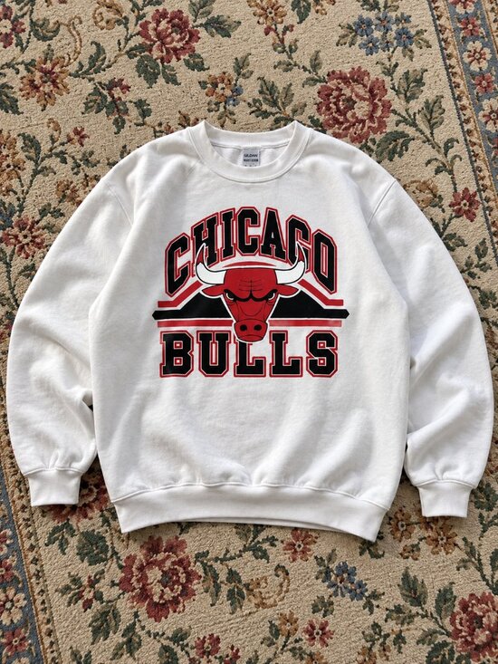 Gildan Other - Chicago Bulls White Basketball Graphic Crewneck Sweatshirt